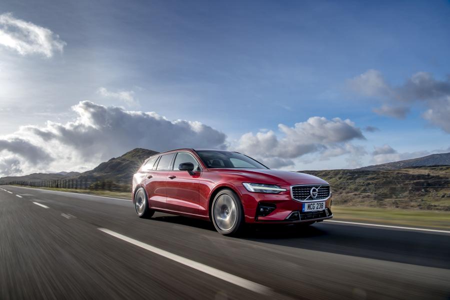  Volvo V60 T5 R-Design 2018 года  (UK) (фото 34 из 40)